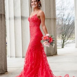 Long dress; 00 size; corset back: minimal alterations;
Ellie Wilde brand